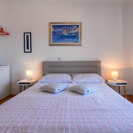 Apartmani Jakic 2 ฮวาร์ ภายนอก รูปภาพ