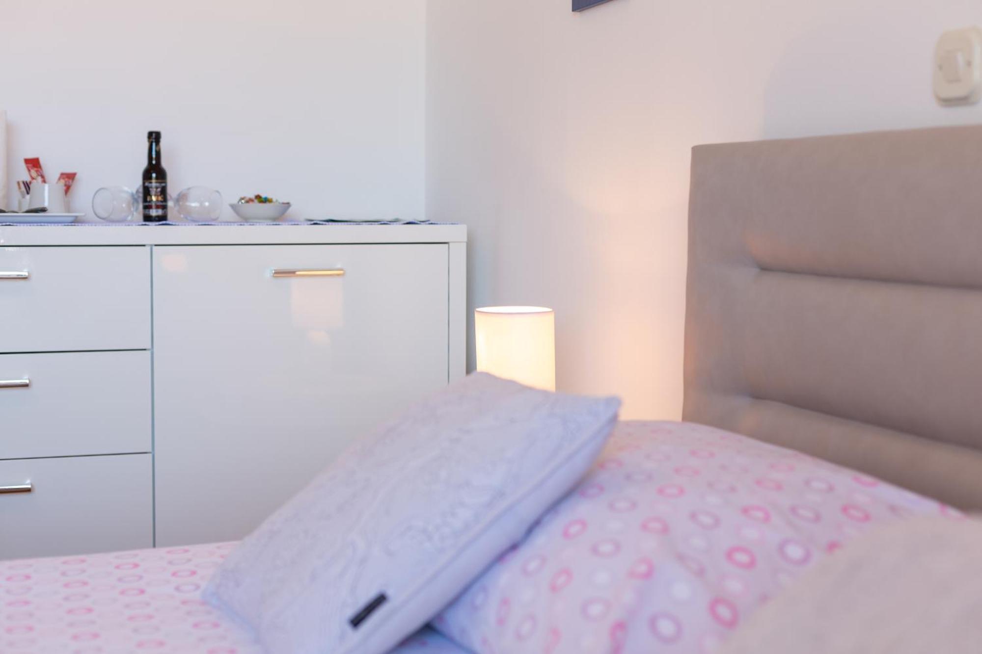 Apartmani Jakic 2 ฮวาร์ ภายนอก รูปภาพ