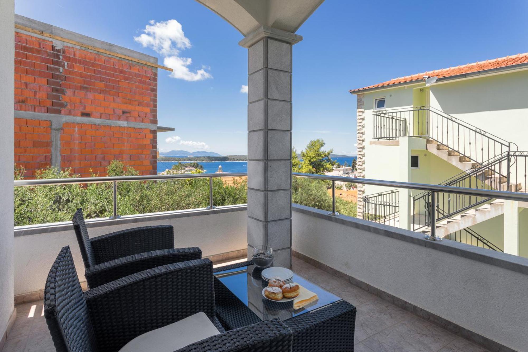 Apartmani Jakic 2 ฮวาร์ ภายนอก รูปภาพ